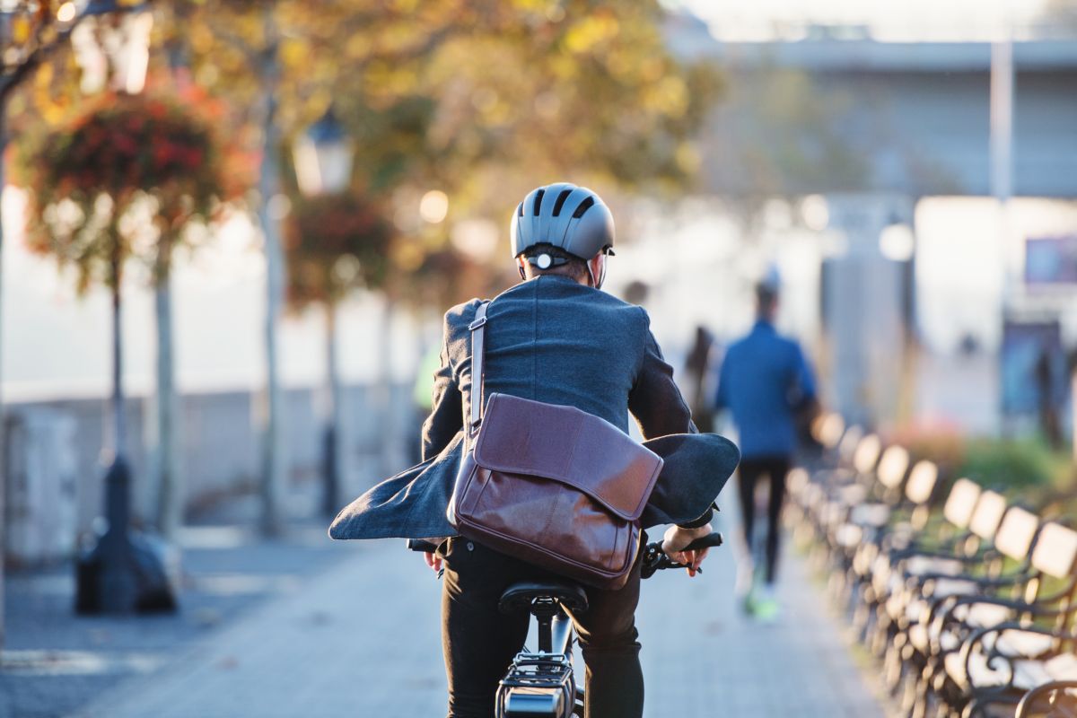 Un uomo d'affari in bicicletta elettrica