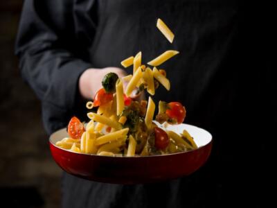 Uno chef cucina pasta italiana