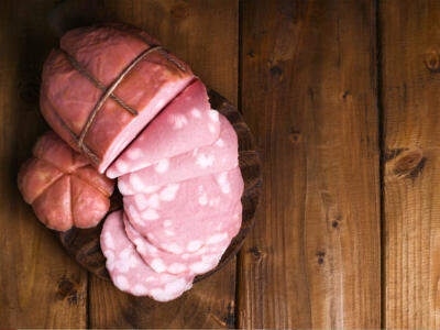 La mortadella su un tagliere