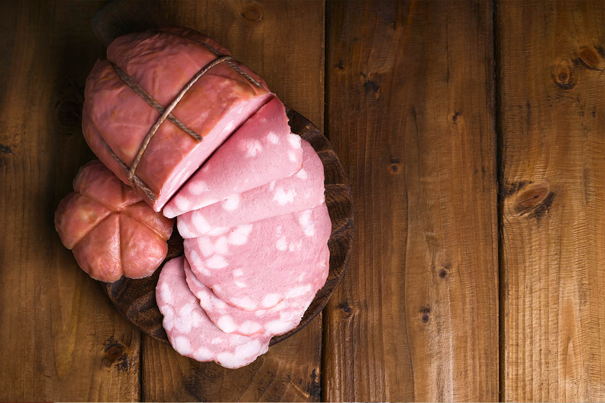 La mortadella su un tagliere