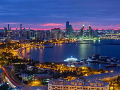 panoramica città sera luci case palazzi Baku Azerbajan