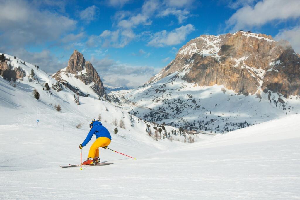 Uno sciatore a Cortina d'Ampezzo