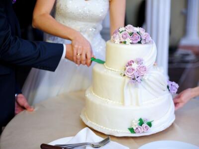 sposi taglio torta nuziale