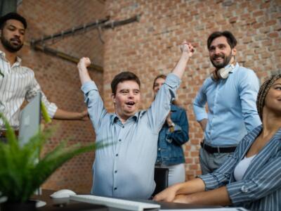 uomo sindrome down ufficio lavoro cooperazione colleghi