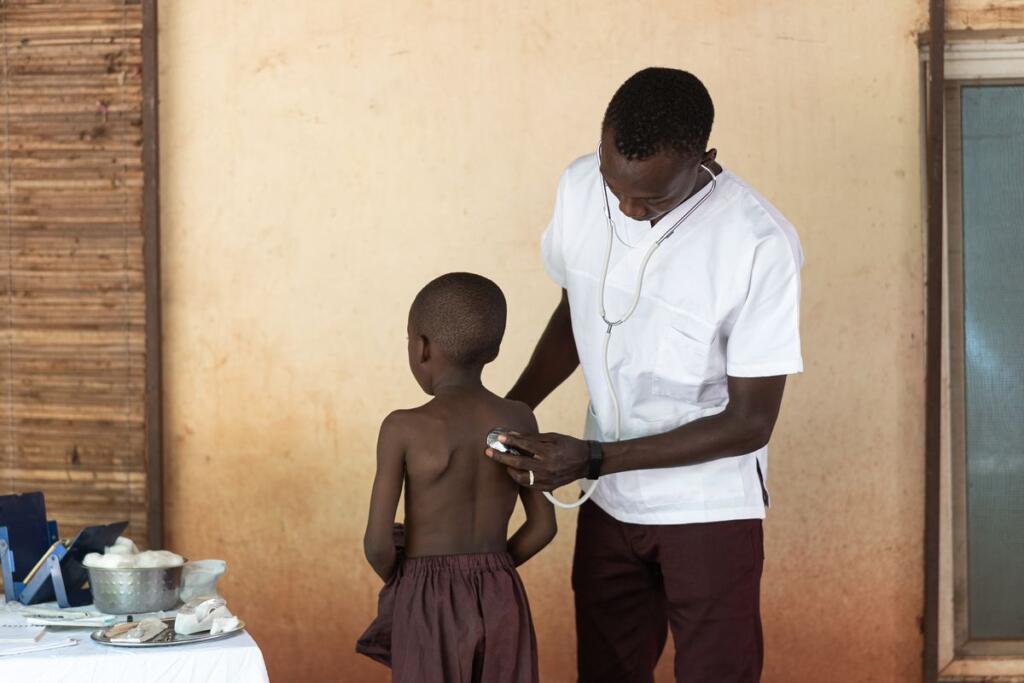 Un medico visita un bambino in Africa