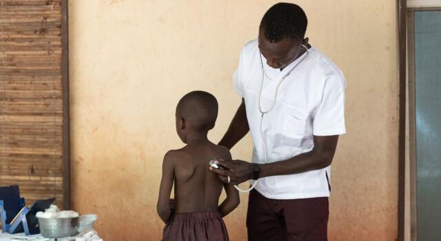 Saka finanzia un ospedale in Nigeria per gli interventi chirurgici di 120 bambini