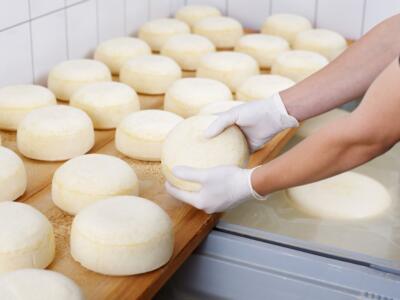 Un operaio al lavoro in un'azienda casearia