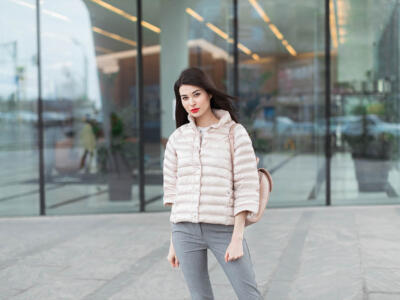 giovane ragazza giacca rosa jeans sneaker