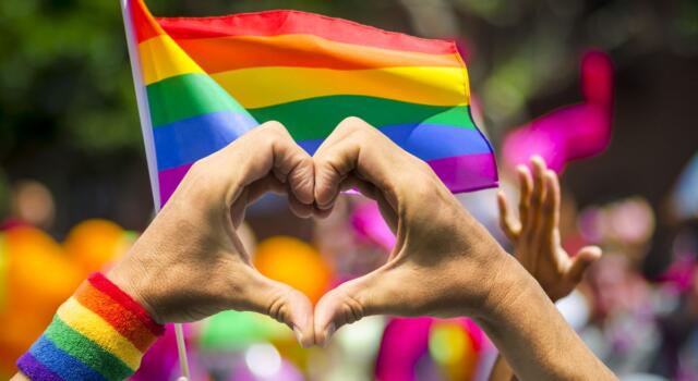 Mondiali 2022, la comunità LGBTQIA+ aggira i divieti del Qatar con la bandiera di codici Pantone