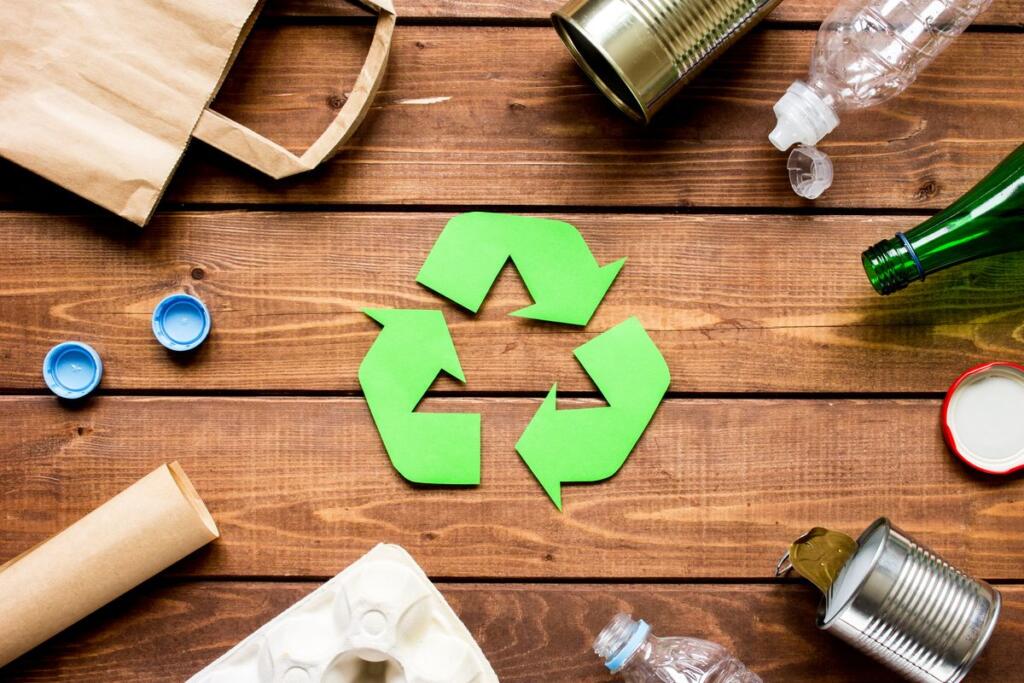 Il simbolo del riciclaggio dei rifiuti su un tavolo in legno