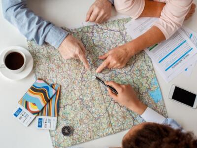 Una coppia programma un viaggio con un tour operator