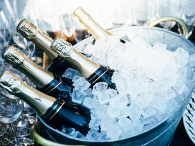 Cinque bottiglie di Prosecco Superiore Valdobbiadene dentro il ghiaccio