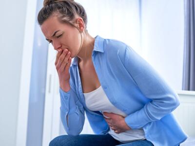 donna mal pancia vomito nausea