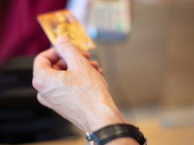 Un uomo paga con carta