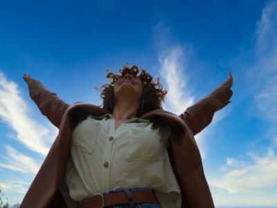 Una donna libera e felice respira aria fresca