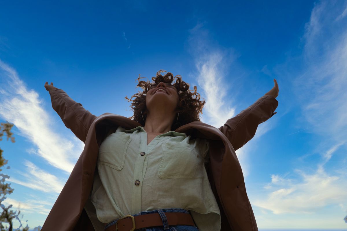 Una donna libera e felice respira aria fresca