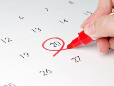 Una donna segna un rosso sul calendario