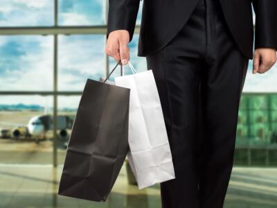 Un passeggero fa shopping in aeroporto