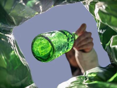 Il riciclo del vetro in un container