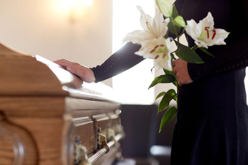 funerale bara fiori