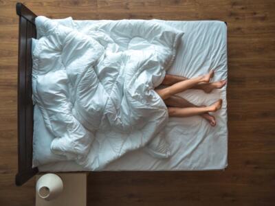 coppia letto lenzuola piedi