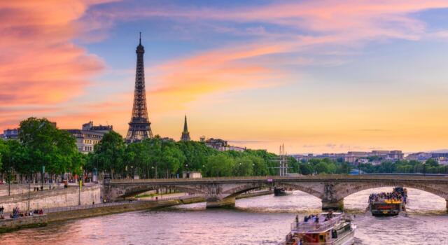 Parigi, Roma e Londra invase da opere rosa giganti: il significato