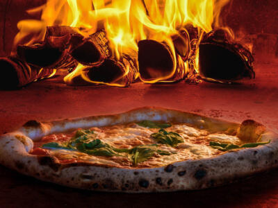 Una pizza cotta in forno a legna