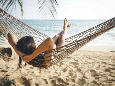 ragazza relax in spiaggia, sdraiata suamaca