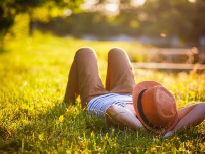 ragazzo vacanze rilassanti prato campeggio