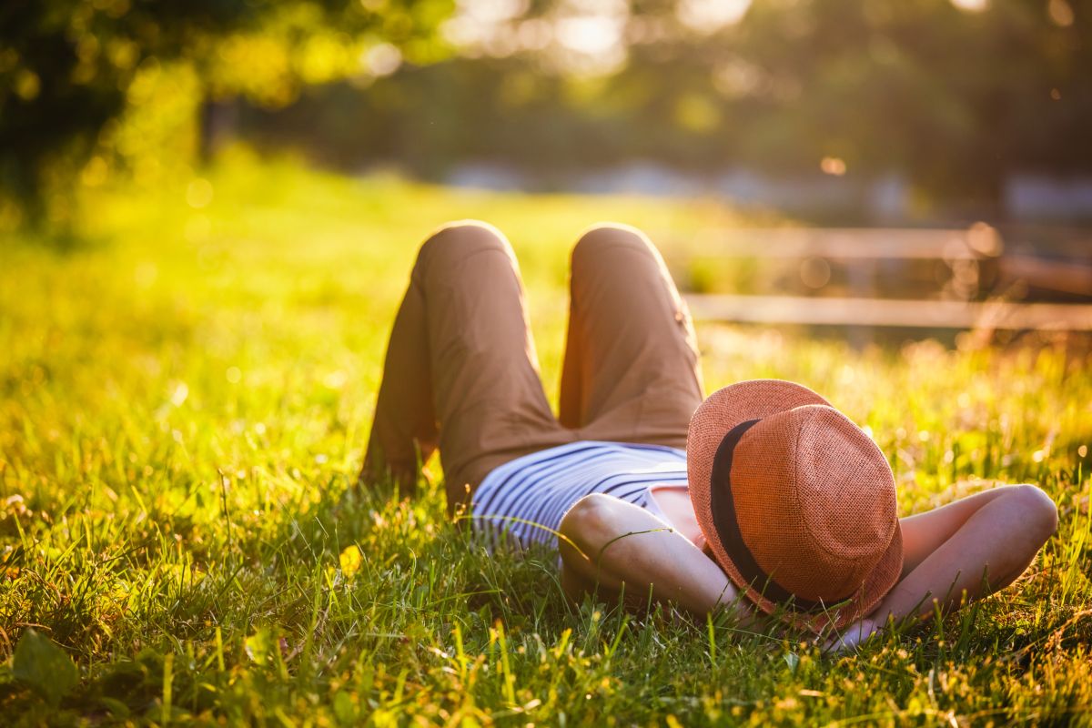 ragazzo vacanze rilassanti prato campeggio