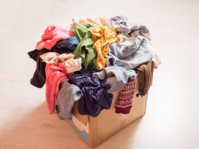 Scatola contenente vestiti