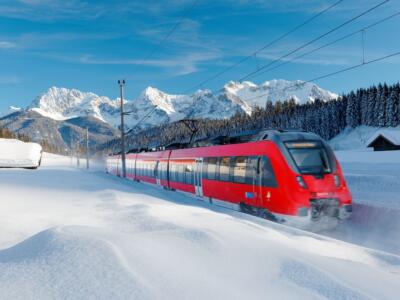 treno rosso neve montagna