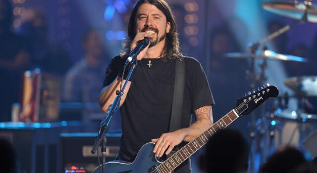 Il grande cuore di Dave Grohl: il leader dei Foo Fighters prepara pasti per i senzatetto 24 ore no stop