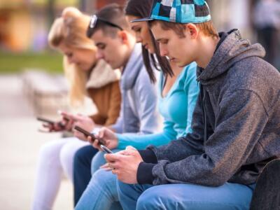 adolescenti ragazzi cellulari dipendenza