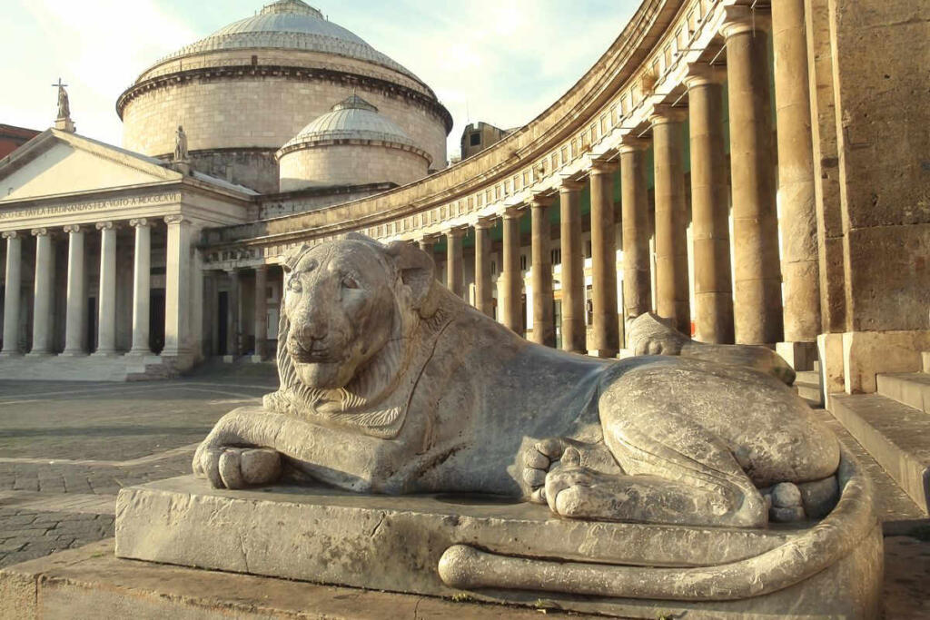 leone pietra piazza napoli