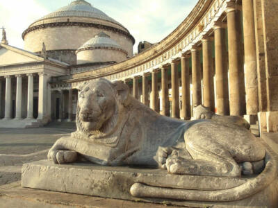leone pietra piazza napoli