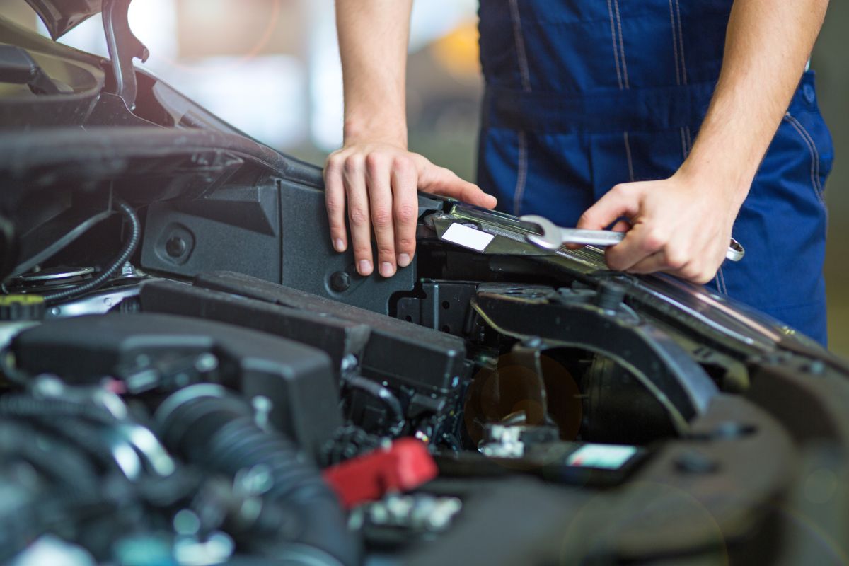 Meccanico controlla il motore dell'auto