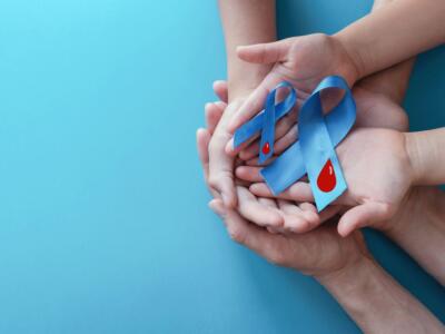 Nastri azzurri con sangue su sfondo blu, simbolo della Giornata mondiale del diabete