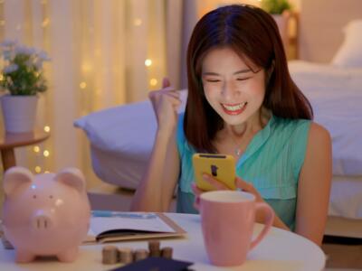 ragazza telefono smartphone camera sorriso vittoria