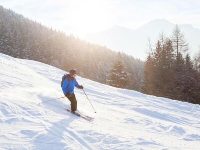 Uno sciatore in montagna