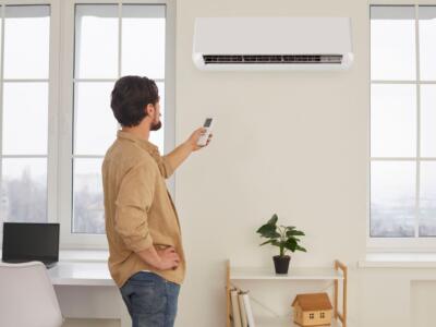 Uomo che mette in funzione il condizionatore