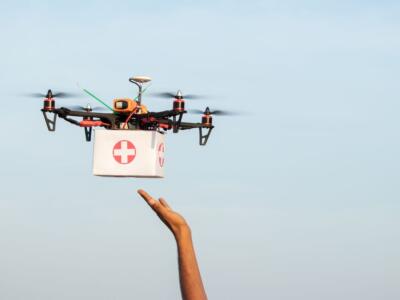Drone che trasporta medicinali