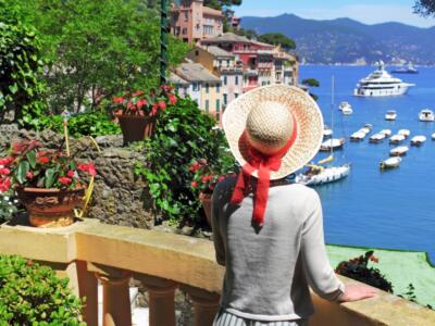 Una donna ammira il panorama di Portofino