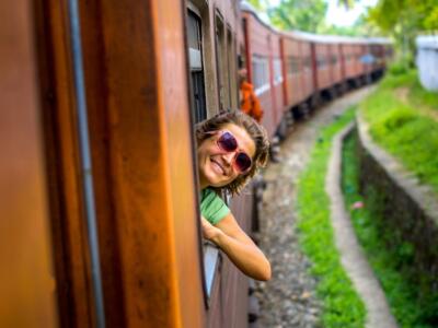 treno ragazza vagone