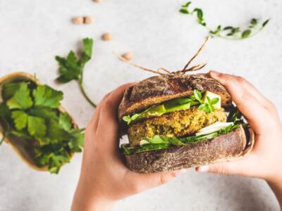 Un sandwich vegano con ceci, avocado e cetriolo
