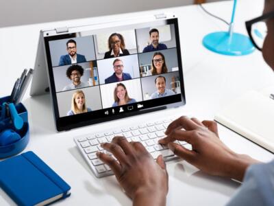 Una donna in videoconferenza