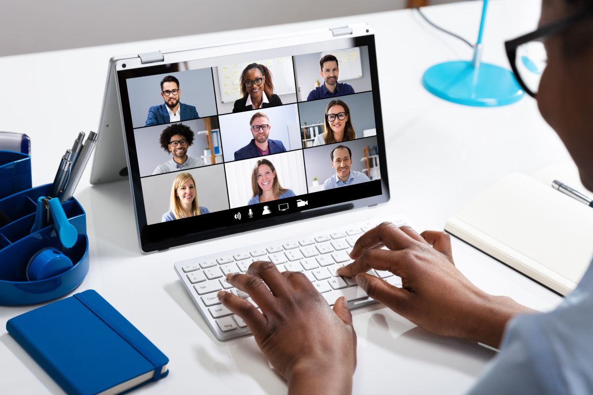 Una donna in videoconferenza