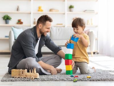 Padre e figlio che giocano