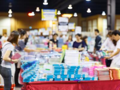 Persone ad una fiera del libro