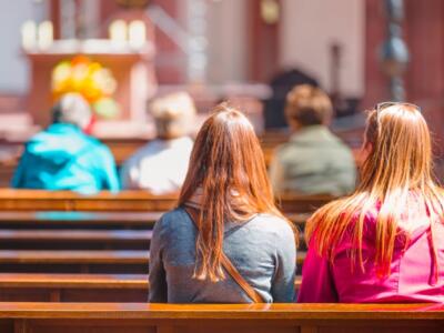 persone pregano in chiesa